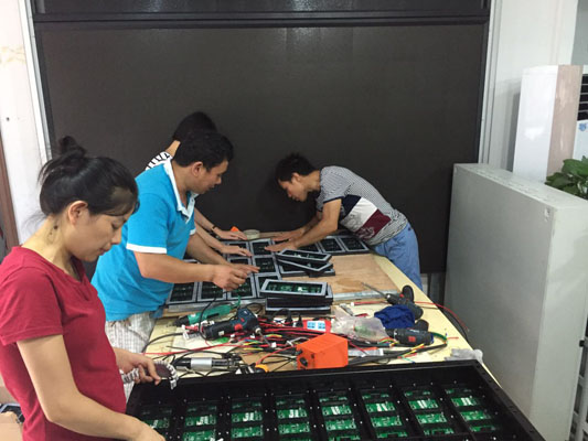 工程師組裝屏幕